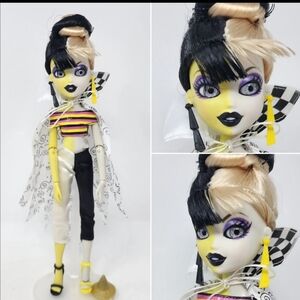MGA Bratz Bratzillaz Glam Gets Wicked Switch-A-Witch Yellow Clown Doll Black Lip